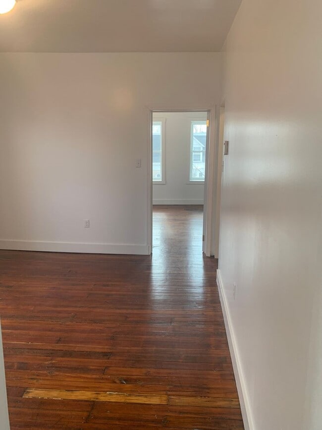 Building Photo - 1 Bedroom Top Floor Apartment-York City SD