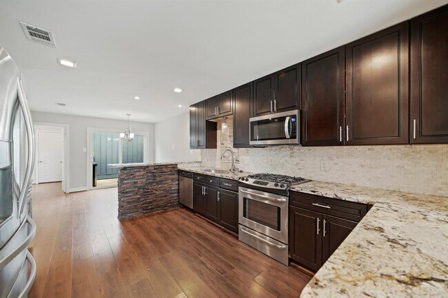 Building Photo - 414 Fox Briar Ln