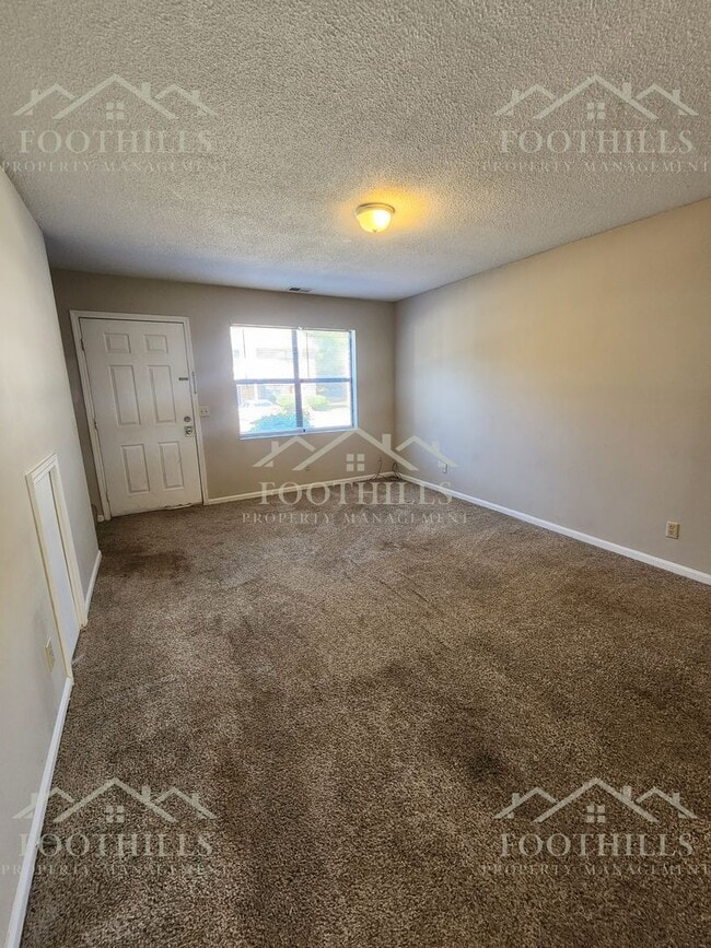 Building Photo - Beautiful 2-Bed Townhome with Storage and ...