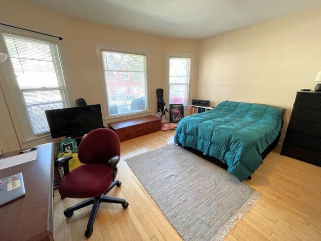 Building Photo - 130 Lathrop St