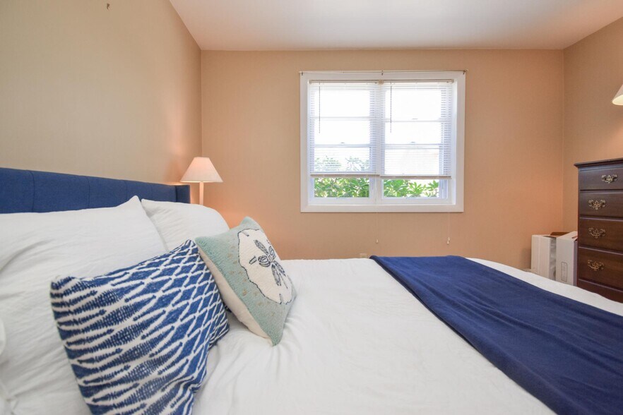 Building Photo - 70 Carroll Ave