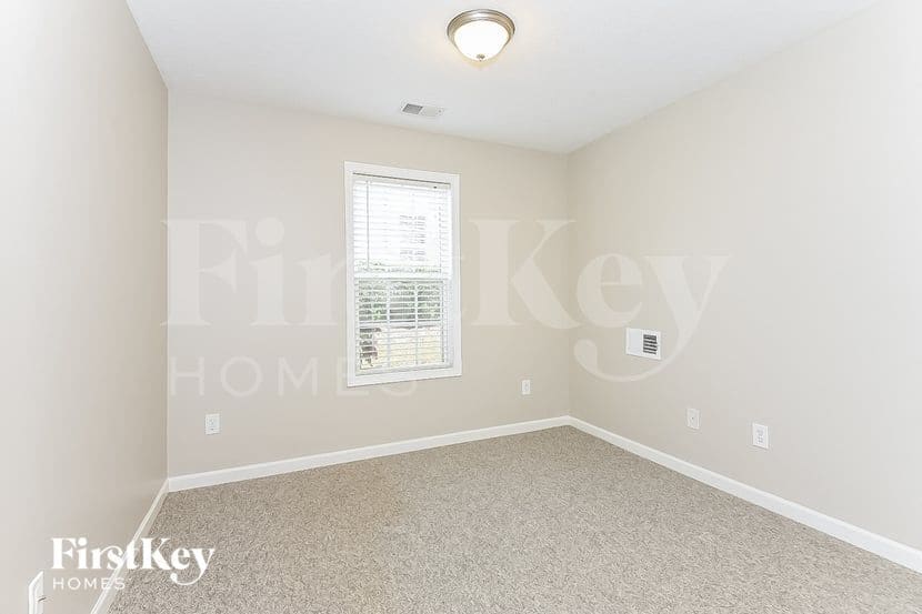 Building Photo - 307 White Oak Way