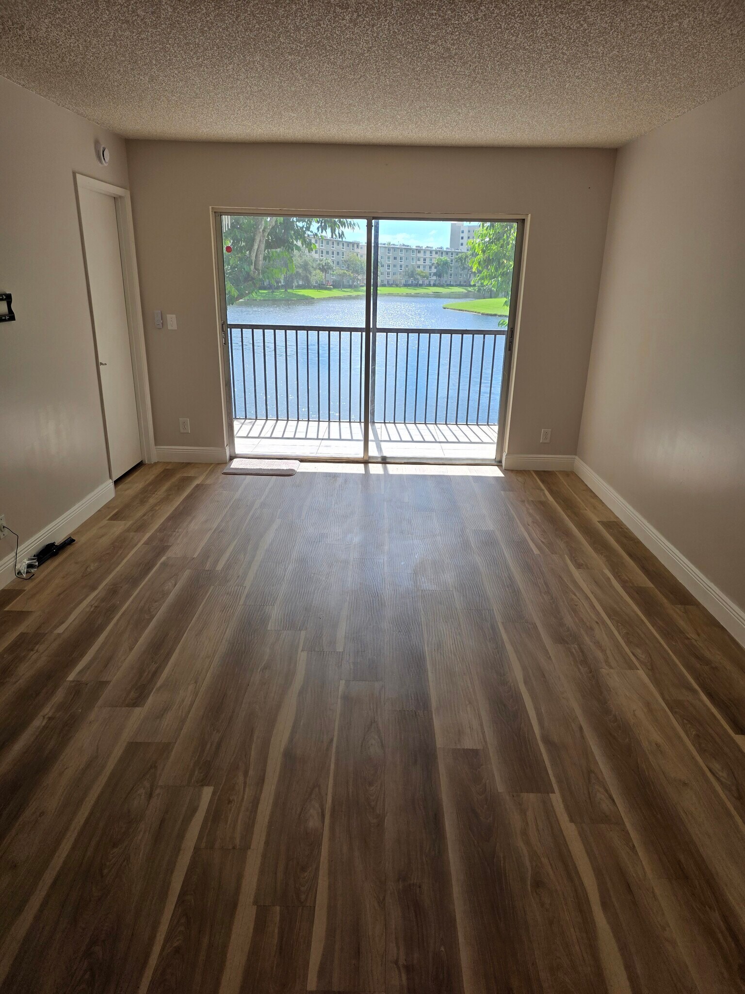 Living Room - 2222 N Cypress Bend Dr