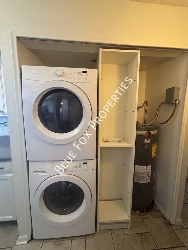 Building Photo - 2601 W Broadway Blvd