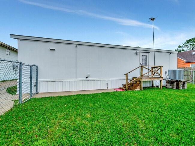 Building Photo - 506 Main St