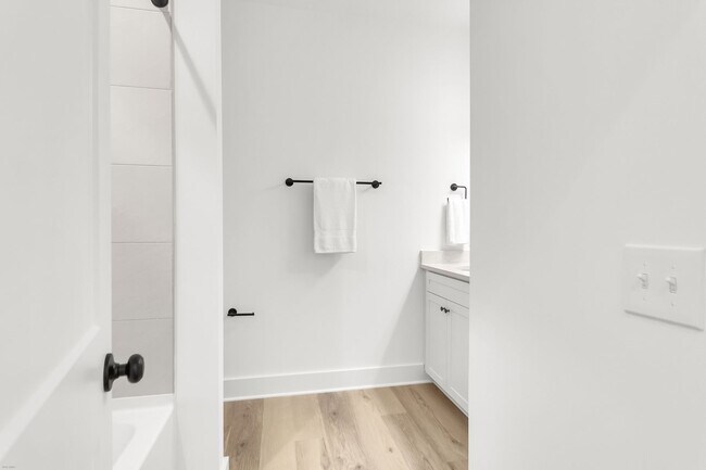 Building Photo - 2304 Delano St