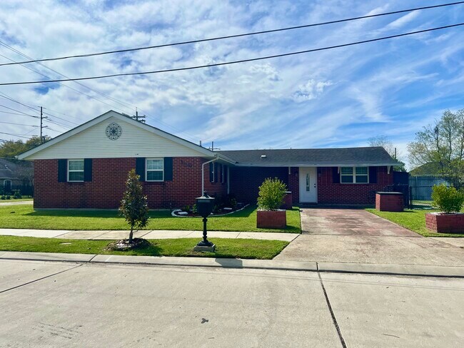 Building Photo - 5400 Montegut Dr