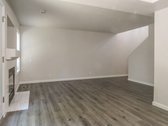 Building Photo - Updated Interior ! Spacious 2 Bedroom 2.5 Bath Town home close to Intel and Nike