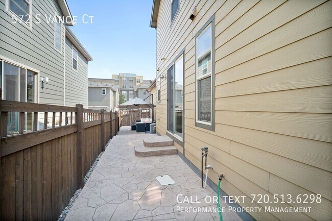 Building Photo - 572 S Vance St