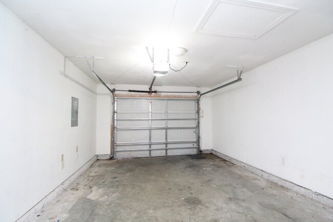 Building Photo - Corner Lot 3 Bedroom Home Off Gulf Beach H...