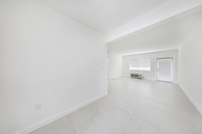 Building Photo - 6930 Rue Versailles Dr