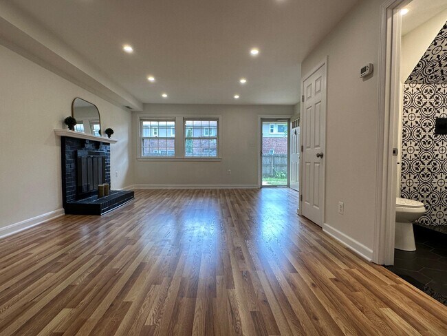 Building Photo - 411 Hampton Ct