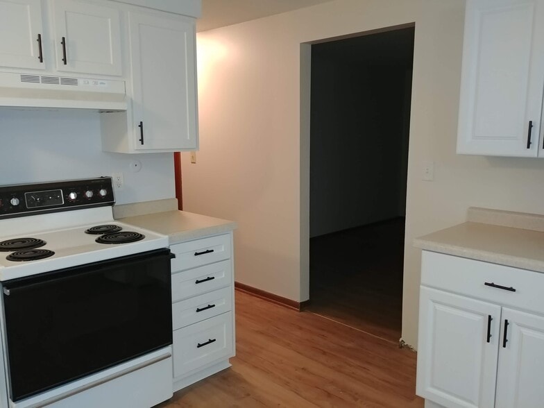 Kitchen - 92 Logan Ave W