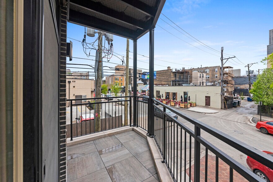 Building Photo - 1050 W Cornelia Ave