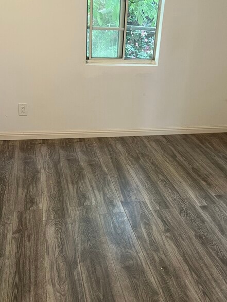 3rd bedroom with ceiling fan, AC, large windows to street. - 918 E Elk Ave