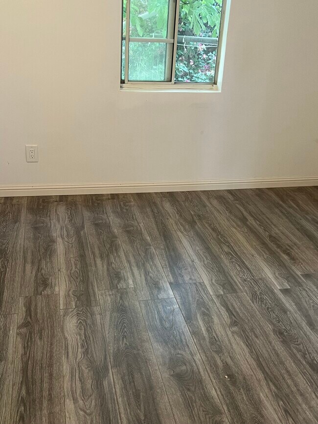 3rd bedroom with ceiling fan, AC, large windows to street. - 918 E Elk Ave