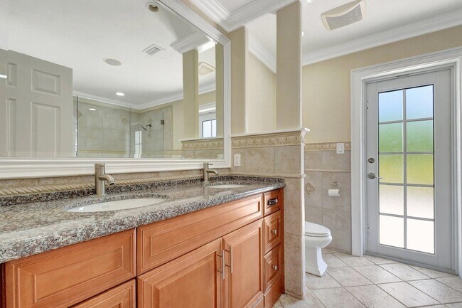 Building Photo - 4610 Pine Tree Dr