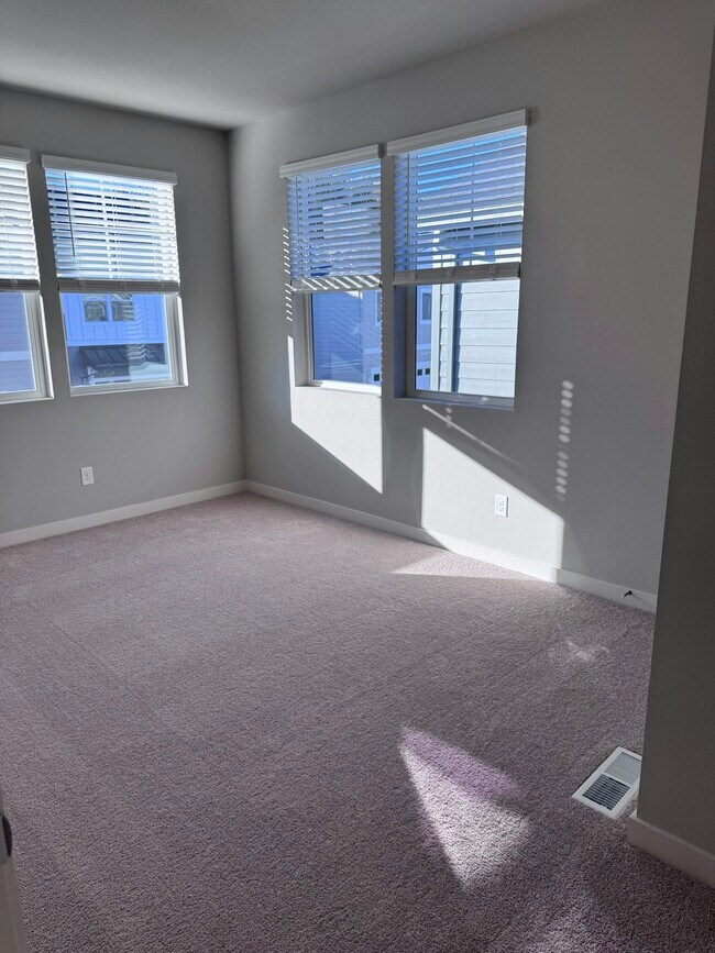 Building Photo - 7298 SE Madrone St