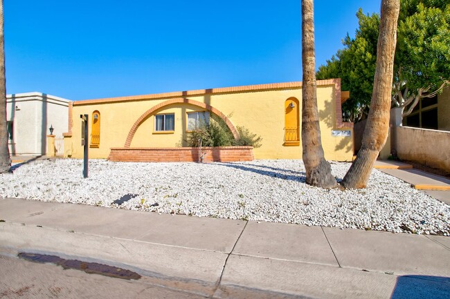 Primary Photo - 7850 E Glenrosa Ave