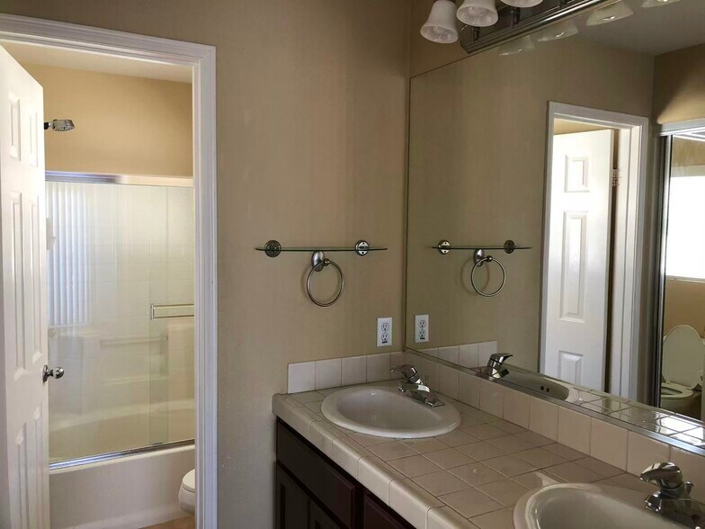 Building Photo - 16908 Robins Nest Way