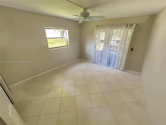 Building Photo - 445 Saxony Way