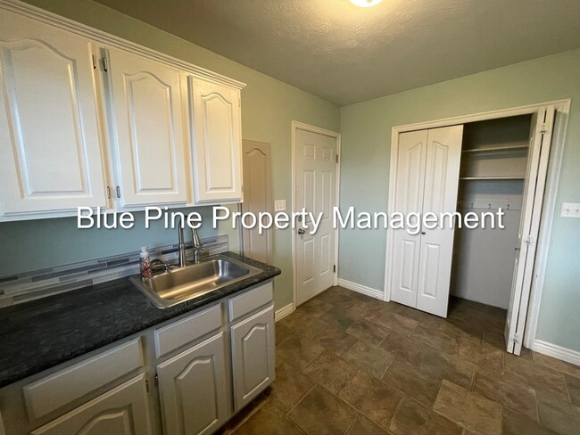 Building Photo - 810 Tennis Ct Dr
