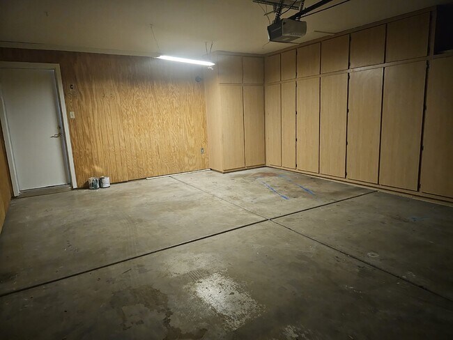 Building Photo - This Charming Home Awaits You!