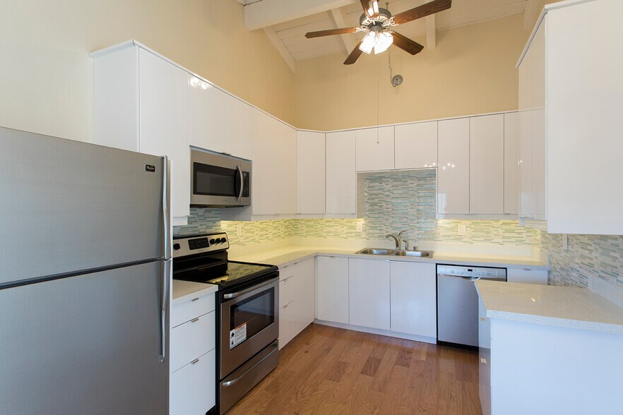 Building Photo - 3733 Riviera Dr