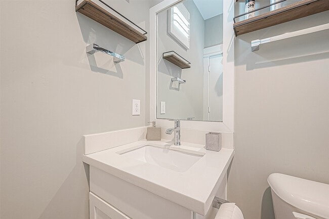 Building Photo - 712 Clark St