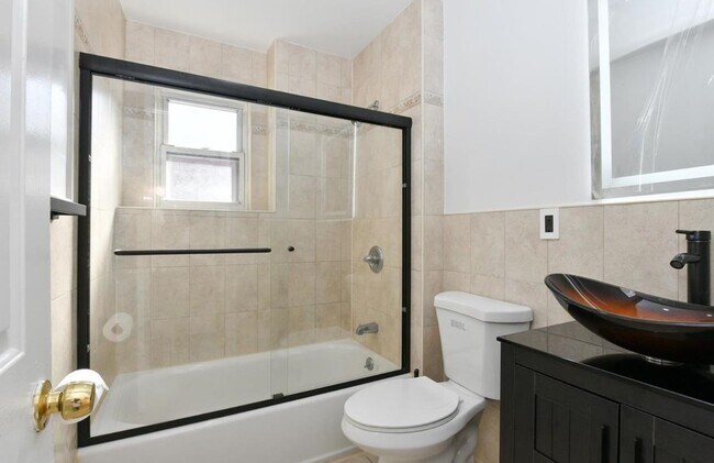 Building Photo - 1402 8th St