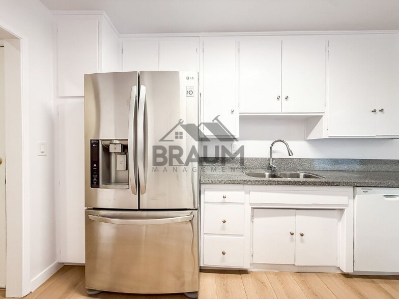 Building Photo - 6041 Whitsett Ave