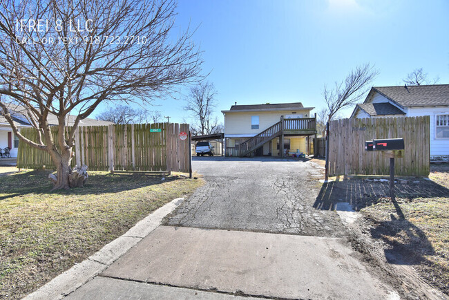 Building Photo - 3 bed one bath upstairs unit in two level ...