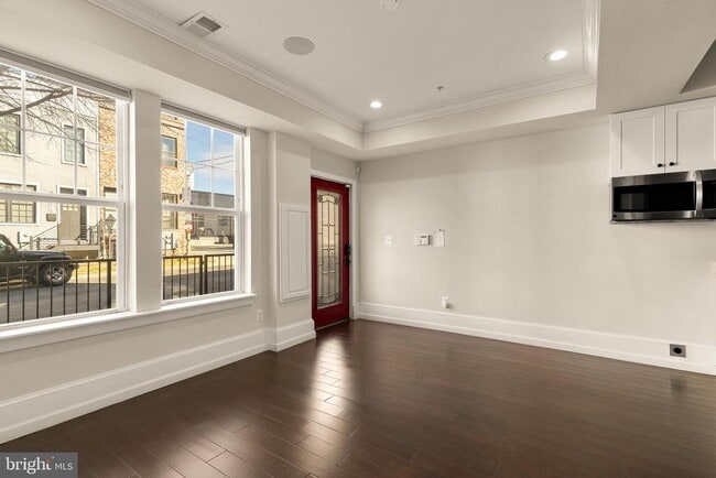Building Photo - 1609 Levis St NE