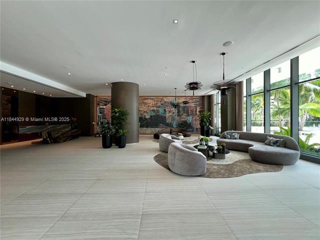 Building Photo - 460 NE 28th St