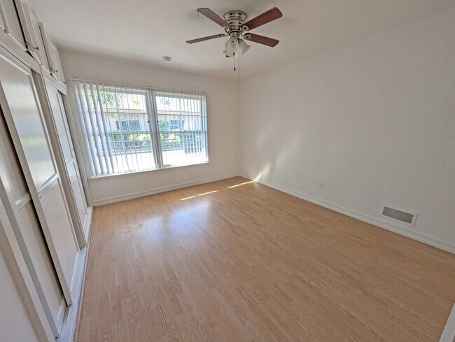 Interior Photo - 1051 S Wooster St