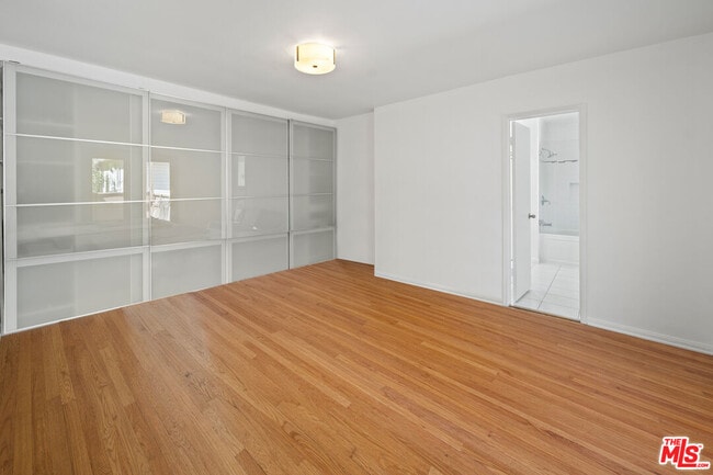 Building Photo - 2124 Hillsboro Ave