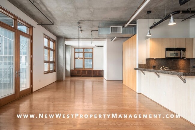 Building Photo - Modern East Village Loft at M2i, Small Pet OK! Available Now!