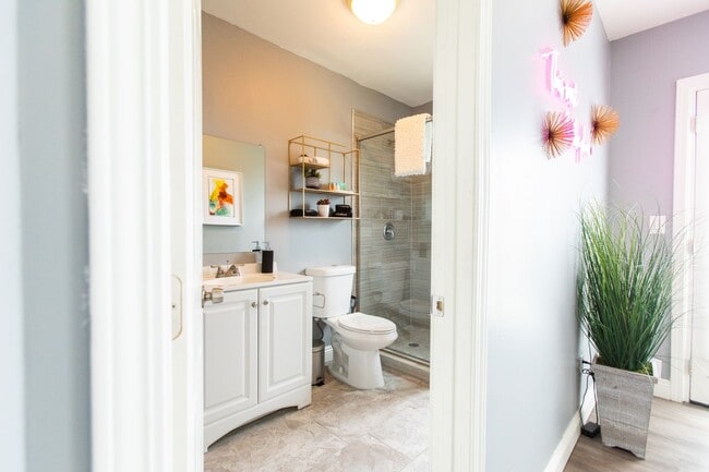 Building Photo - POOL HOME 3 BEDROOMS 3 BATHS