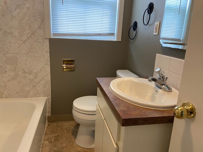 Building Photo - Great SE Portland Bungalow Close to Lynchview Park!