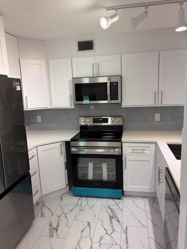 Building Photo - 13811 Oneida Dr