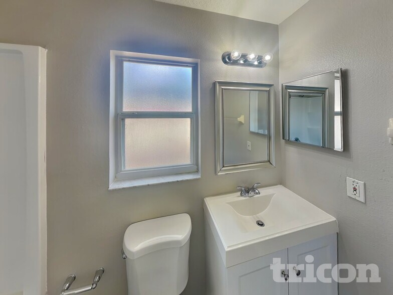 Building Photo - 3390 Shalimar Cir