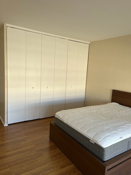 bedroom - 1450 E 55th Pl