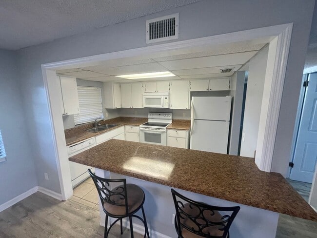 Building Photo - Spacious 2 Bedroom 2 Bath Condo  AVAILABLE FOR IMMEDIATE MOVE IN!!! Great Location!!!