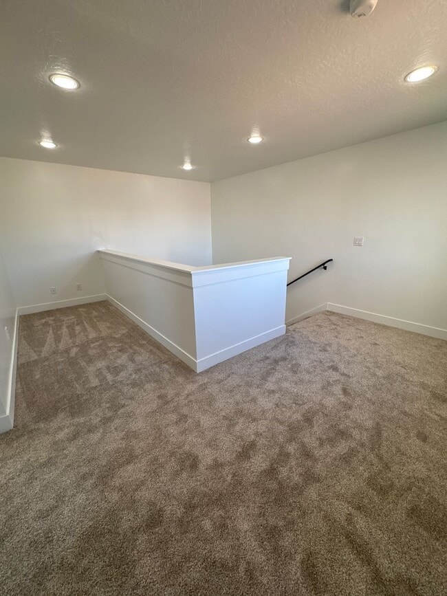 Building Photo - 729 W 350 N