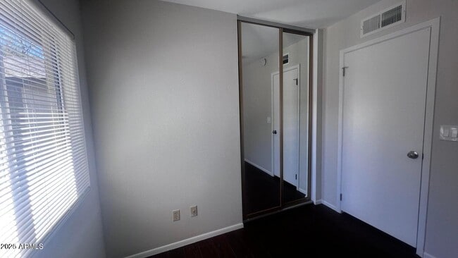Building Photo - 3337 S Parkside Dr