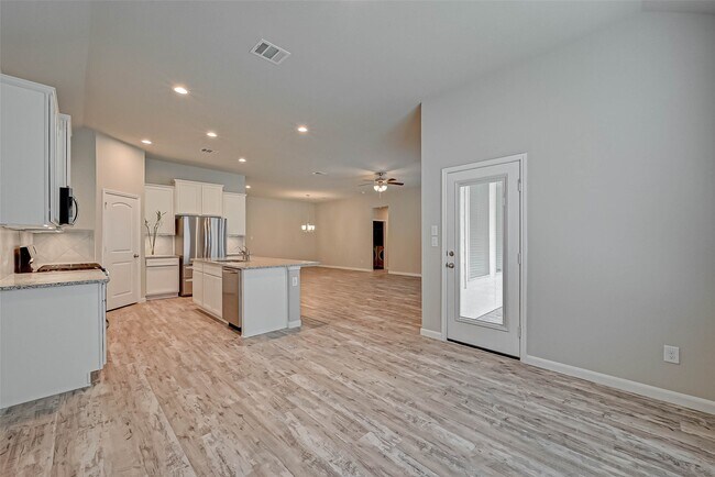 Building Photo - 14111 Lake Lodge Dr