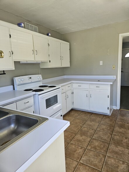 Building Photo - 5050 Pulliam St