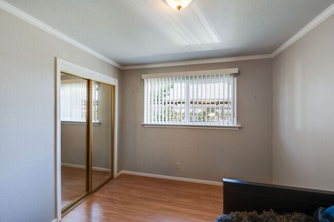 Building Photo - Charming 2 Bedroom Duplex with Private Backyard & Garage!
