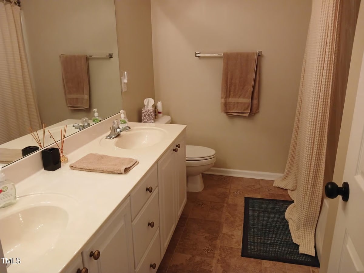 Building Photo - Room in Condo on Springfork Dr