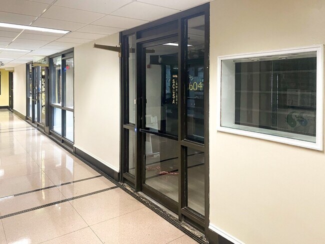 Building Photo - 938 Norwest Dr